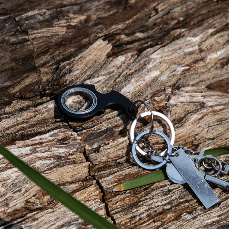 Röd fidget spinner på nyckelring